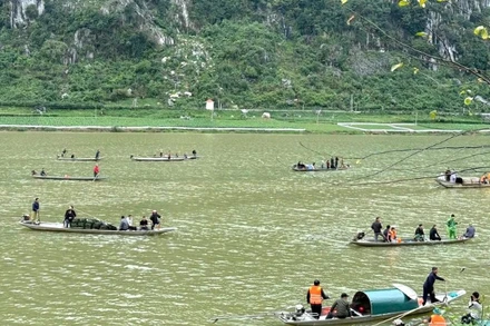 Lực lượng chức năng tỉnh Quảng Trị và nhân dân địa phương tích cực tìm kiếm 2 nạn nhân mất tích trong hơn 24 giờ qua.