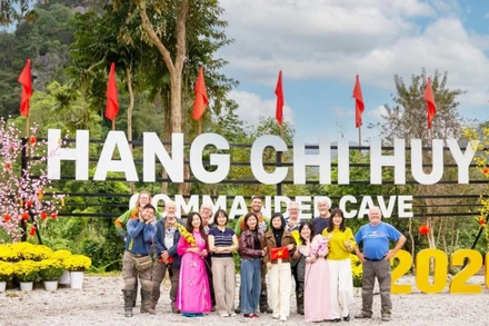 Khách du lịch trong và ngoài nước chụp ảnh lưu niệm tại khu du lịch "Đường Trường Sơn huyền thoại - Hang chỉ huy" trong dịp Tết Nguyên đán 2026.