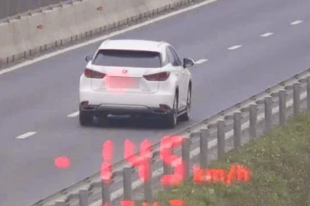 Xe ô-tô chạy với vận tốc 145km/giờ bị lực lượng Cảnh sát giao thông phát hiện và xử lý. 