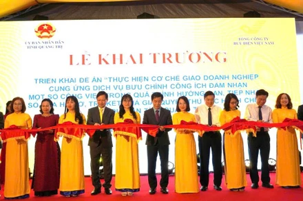 Các đại biểu cắt băng khai trương dịch vụ bưu chính công ích trong giải quyết thủ tục hành chính tại tỉnh Quảng Trị.