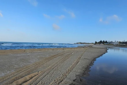 Cửa sông Lý Hòa bị cát bồi lấp, bịt kín dòng chảy, ngư dân không còn "đường" ra biển.