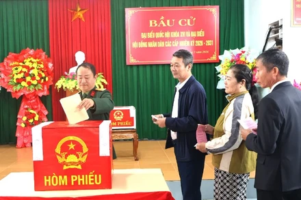 Cử tri phường Đồng Hới, tỉnh Quảng Trị bỏ phiếu bầu cử.