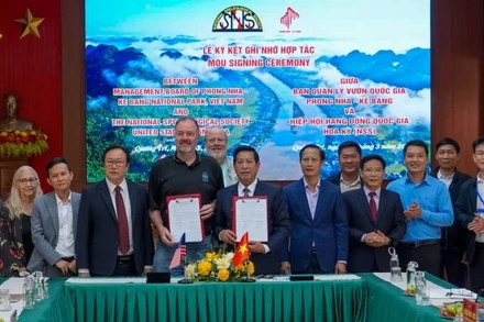 Ký biên bản ghi nhớ hợp tác giữa Vườn quốc gia Phong Nha-Kẻ Bàng và Hiệp hội Hang động quốc gia Hoa Kỳ. (Ảnh: NH)