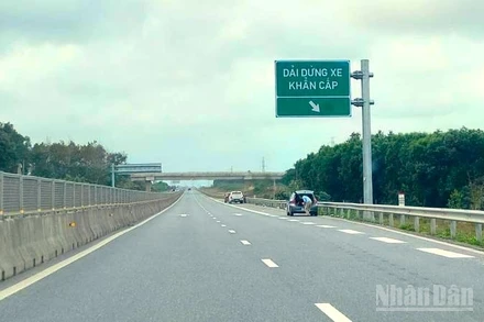 Do chưa có trạm dừng nghỉ nên lái xe đều dừng nghỉ tạm trên dải dừng xe khẩn cấp của cao tốc bắc-nam đoạn qua Quảng Trị.