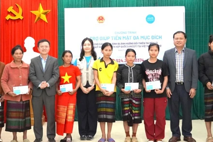 Các đại biểu trao trợ giúp tiền mặt cho hộ gia đình bị ảnh hưởng thiên tai ở xã Kim Ngân (Ảnh: NH)