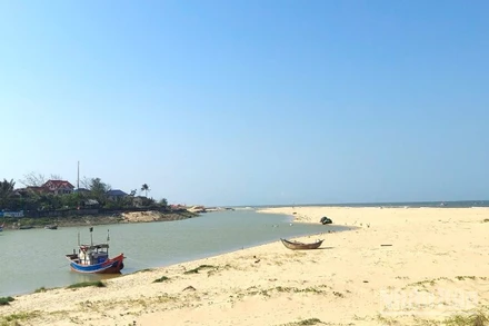 Cửa lạch sông Dinh, xã Nam Trạch, tỉnh Quảng Trị bị bồi lắng nghiêm trọng.