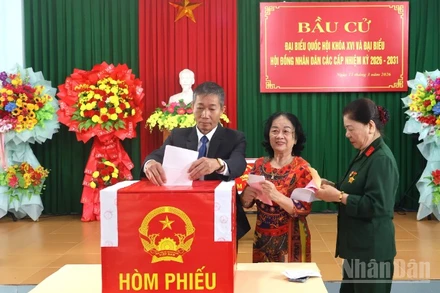 Cử tri Tổ dân phố 1 Đồng Phú, phường Đồng Hới, tỉnh Quảng Trị bỏ phiếu bầu cử.