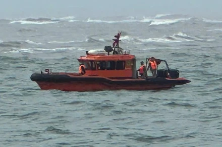 Tàu của Bộ đội Biên phòng tỉnh Quảng Trị tìm kiếm ngư dân mất tích