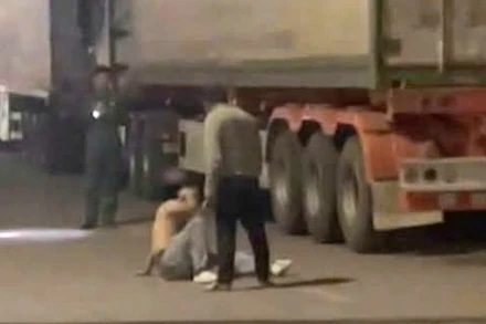 Hình ảnh 2 đối tượng vụ hành hung nhau gây thương tích tại cửa khẩu quốc tế Cha Lo. (Ảnh cắt từ clip)