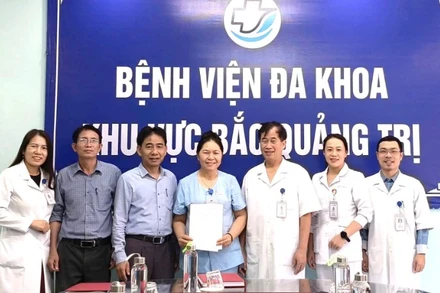 Nhân viên y tế Lê Thị Phượng được biểu dương, khen thưởng vì đã có hành động đẹp. (Ảnh: HL)