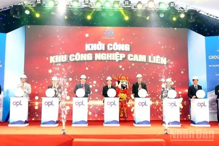 Các đại biểu thực hiện nghi thức khởi công dự án.