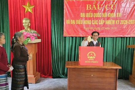 Trưởng bản Hồ Văn Ba bỏ lá phiếu đầu tiên tại khu vực bỏ phiếu số 16 bản Hôi Rấy.