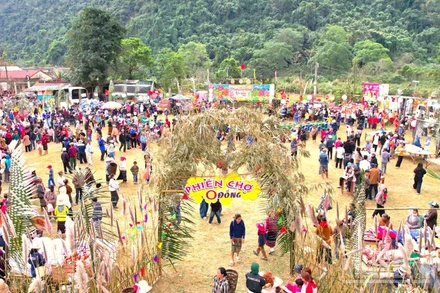 Đây là năm đầu tiên phiên chợ được tổ chức tại xã Hướng Lập, với sự tham gia tích cực của cán bộ, chiến sĩ Đồn Biên phòng Hướng Lập, thu hút không chỉ đông đảo người dân trong xã mà còn ở các bản của huyện Sê Pôn (Lào).