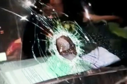 Kính chắn gió của một xe tải bị vỡ sau khi bị ném đá khi di chuyển trên cao tốc qua phía bắc tỉnh Quảng Trị