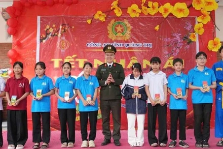 Thừa ủy quyền của Giám đốc Công an tỉnh, Ban Thanh niên Công an Quảng Trị trao quà Tết cho các em mồ côi tại Làng trẻ SOS Đồng Hới.