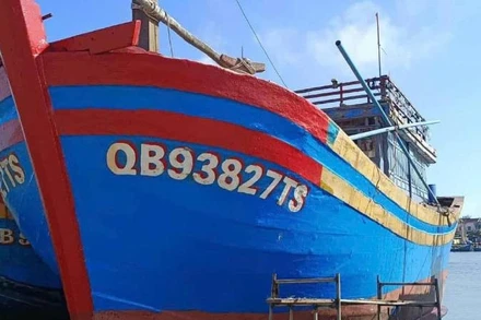 Tàu cá số hiệu QB-93827-TS khi còn trên triền đà sửa chữa trước khi ra khơi.