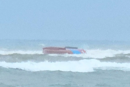 Tàu cá chìm ngay trước cửa Nhật Lệ, các ngư dân tự bơi vào bờ an toàn.