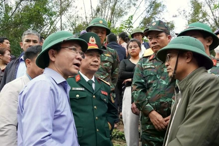 Phó Chủ tịch Ủy ban nhân dân tỉnh Quảng Trị Hoàng Xuân Tân (bên trái) động viên, chỉ đạo lực lượng chức năng đang tìm kiếm 2 nạn nhân mất tích trên sông Gianh. (Ảnh: QV)