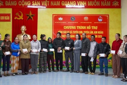 Đại biểu trao quà Tết cho các hộ đồng bào ở xã Kim Ngân, tỉnh Quảng Trị. (Ảnh: NH)