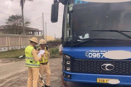 Xe khách chở quá số lượng người bị Phòng Cảnh sát giao thông, Công an tỉnh Quảng Trị xử lý. (Ảnh: CSGT Quảng Trị)