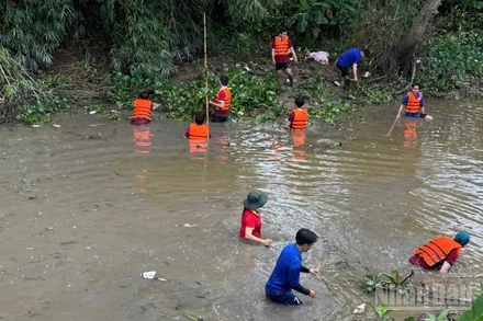 Đoàn viên, thanh niên xã Lấp Vò, tỉnh Đồng Tháp dọn rác dưới kênh. 