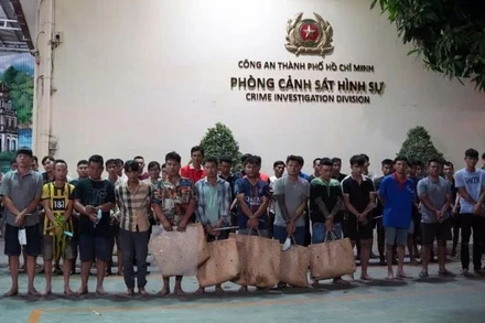 Các đối tượng tổ chức và tham gia đánh bạc bằng hình thức đá gà. 