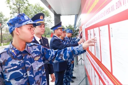 Cán bộ, chiến sĩ cơ quan Bộ Tư lệnh Cảnh sát biển nghiên cứu danh sách ứng cử viên.