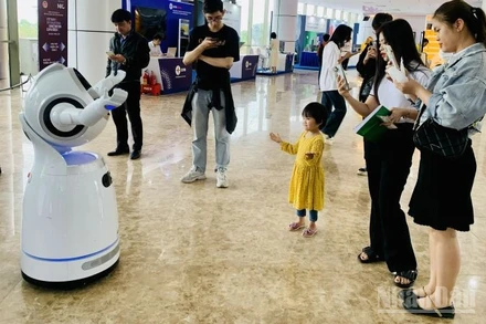 Robot xuất hiện ngày càng nhiều, lực lượng lao động càng hơn bao giờ cần nâng cao chất lượng cao. (Ảnh: HNV)