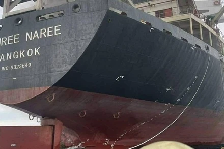 Tàu chở hàng Mayuree Naree đăng ký tại Thái Lan bị tấn công ở khu vực eo biển Hormuz ngày 11/3/2026. (Ảnh: THX/TTXVN)