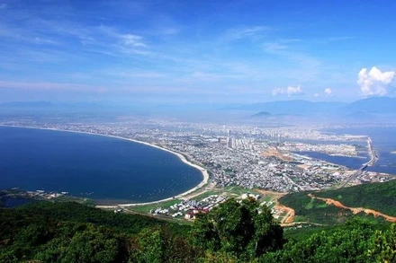 Chính phủ đã xác định du lịch là ngành kinh tế mũi nhọn, đóng vai trò dẫn dắt nhiều lĩnh vực khác. (Ảnh: Giáo sư David Pickus, Đại học Đà Nẵng).