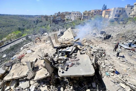 Cảnh đổ nát sau cuộc không kích của Israel tại Sir al-Gharbiyeh, Liban. (Ảnh: THX/TTXVN)