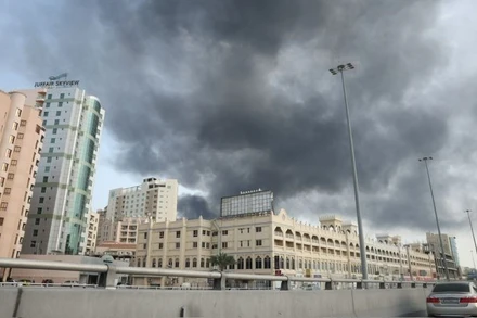 Khói bốc lên sau vụ tấn công tại Manama, Bahrain. (Ảnh: AA/TTXVN)
