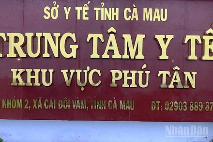 Nhiều cán bộ y tế tại Trung tâm Y tế khu vực Phú Tân đang gặp nhiều khó khăn do bị nợ lương.
