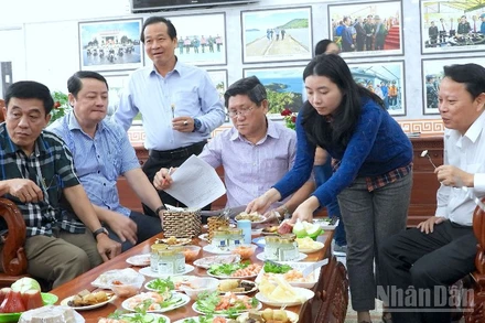 Hội đồng đánh giá phân hạng sản phẩm OCOP tỉnh Cà Mau cảm quan các sản phẩm tham gia nâng hạng và công nhận 3 sao lần đầu.