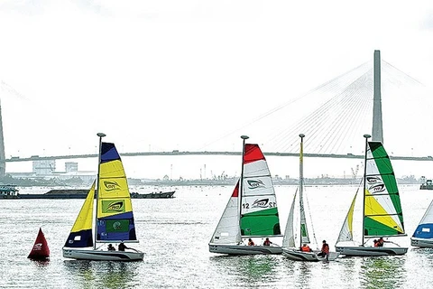 Giải đua thuyền buồm trên sông Hậu. 