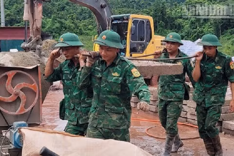 Cán bộ, chiến sĩ Bộ đội Biên phòng Điện Biên chung sức vận chuyển vật liệu phục vụ thi công xây dựng Trường nội trú liên cấp Sín Thầu. 