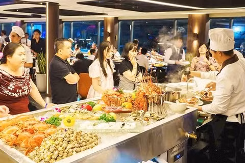 Du khách trải nghiệm du lịch ẩm thực tại Thành phố Hồ Chí Minh. (Ảnh: TUYẾT HOÀNG) 