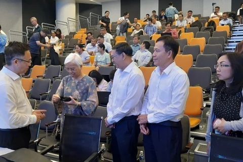 Đại diện lãnh đạo Thành phố Hồ Chí Minh trao đổi với các nhà khoa học.