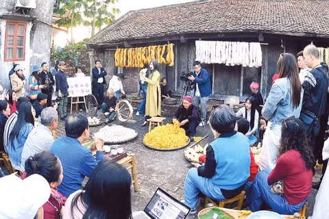 Khách du lịch tham quan, trải nghiệm tại Làng nghề dệt đũi Nam Cao, xã Lê Lợi, tỉnh Hưng Yên (Ảnh: NGUYỄN ĐĂNG)