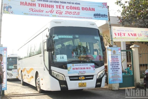Chuyến xe Công đoàn được tổ chức hằng năm nhằm đưa đoàn viên và người thân về quê đón Tết an toàn.