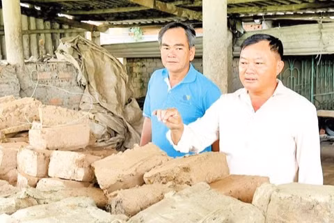 Ông Lê Ngọc Hùng (áo xanh), Giám đốc doanh nghiệp tư nhân gốm Tân Hương (xã Nhơn Phú, tỉnh Vĩnh Long) khó khăn tìm nguồn đất nguyên liệu, duy trì sản xuất.