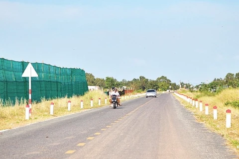 Tuyến đường trục phát triển kinh tế đông-tây cùng các công trình hạ tầng trọng điểm khác sẽ là nền tảng để thành phố Cần Thơ vươn lên. (Ảnh: TRƯỜNG XUÂN và THANH TÂM)