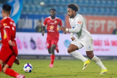 Tiền đạo nhập tịch gốc Brazil Nguyễn Xuân Son (áo trắng) thi đấu trong trận Nam Định hòa Hà Tĩnh 1-1 ở vòng 13 V-League 2025-2026, trên sân Thiên Trường ở Ninh Bình ngày 9/2/2026. (Ảnh: Nam Định FC)