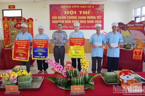 Thủ trưởng Chi đội Kiểm ngư số 3 trao giải cho các đội tại Hội thi gói bánh chưng xanh.