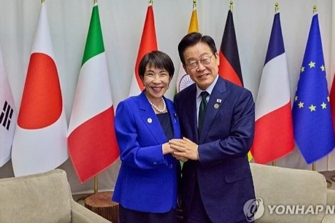 Tổng thống Hàn Quốc Lee Jae Myung (phải) chụp ảnh cùng Thủ tướng Nhật Bản Takaichi Sanae trước cuộc gặp bên lề Hội nghị thượng đỉnh G20 tại Johannesburg, Nam Phi, hồi tháng 11/2025. Ảnh: Yonhap