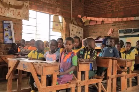 Học sinh học trong lớp học tại trường tiểu học và trung học cơ sở Tanda (GS Tanda) ở Rwanda. (Ảnh: Tân Hoa xã) 
