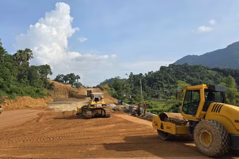 Tranh thủ ngày nắng, nhà thầu dồn phương tiện, nhân lực thi công dự án mở rộng tuyến cao tốc Chợ Mới-Bắc Kạn.