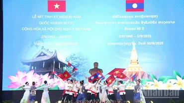 Biểu diễn văn nghệ ca ngợi mối quan hệ Lào-Việt Nam. (Ảnh: HẢI TIẾN)
