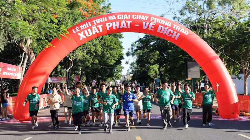 Đông đảo cán bộ, người dân tham gia chạy bộ tại buổi lễ.