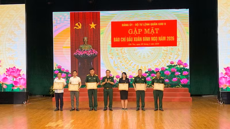 Lãnh đạo Quân khu 9 trao bằng khen cho các cơ quan báo chí.